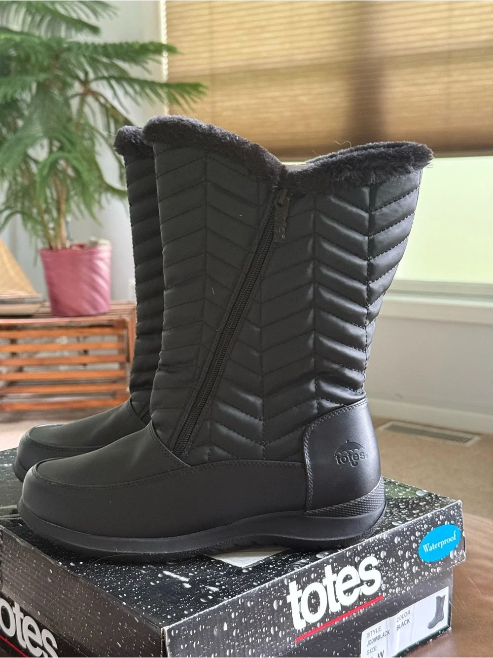 totes Black Quilted Wide Width Winter Boots with Faux-Fur Collar size 10WIDE